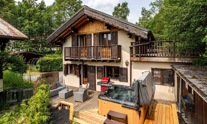 Chamonix City Centre Ski Chalet | Chalet le Tremplin: Relax in a Hot Tub for 6 Guests