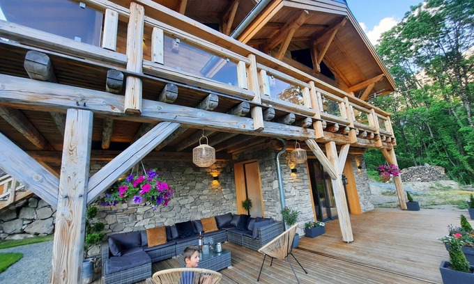 Vaujany Ski Chalet | Experience Chalet Léonie: Ocean Views and Spa Retreat