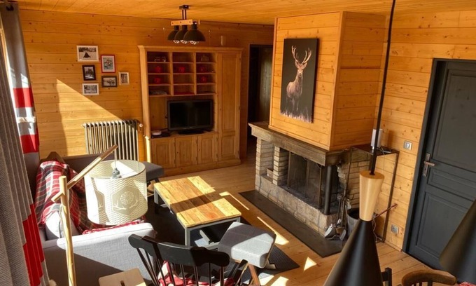 La Cure Ski Chalet | Discover Chalet Les Ecureuils: Pet-Friendly Lake View Retreat