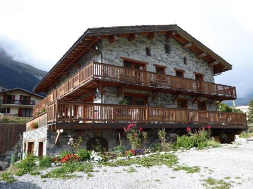 Sollieres-Sardieres Ski Chalet | Guest Rated 10/10: Chalet Les Liouès - Family & Pet Friendly