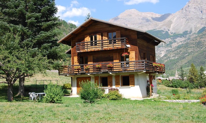 Vallouise Ski Chalet | Discover Chalet Les Trolls: Lake View, Pool & Breakfast