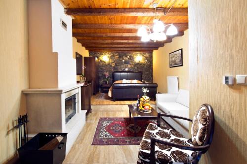 Aghios Athanasios Hotel | Discover Chalet Lithos: Pet-Friendly Stay with Breakfast