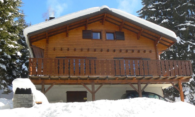 Station de Drouzin le Mont Ski Chalet | Cozy Chalet Near Drouzin Trails with Spa and Lake Views