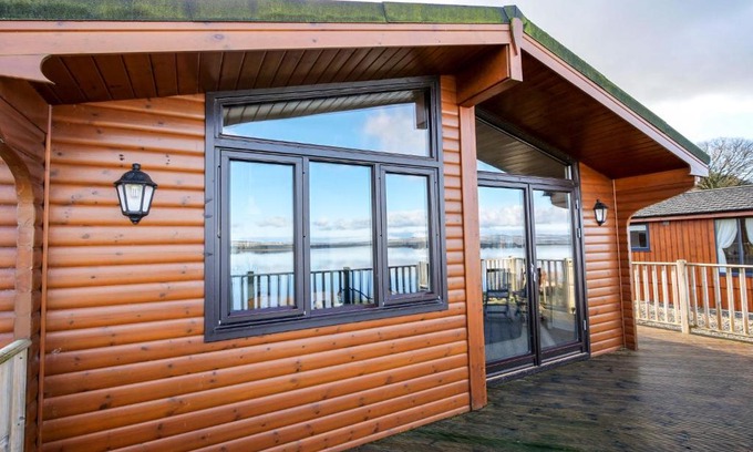 Kinross Ski Chalet | Oceanfront Chalet Loch Leven Lodge: Pet-Friendly Retreat