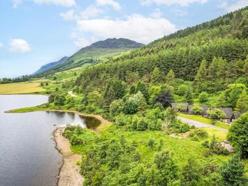 South Laggan Ski Chalet | Oceanfront Retreat at Chalet Loch Lochy for Family Getaways