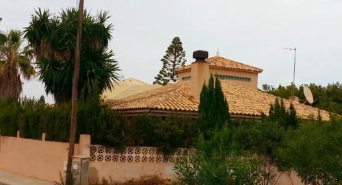 Cala Reona House | Discover Comfort at Chalet los Sauces - Rated 9.6/10!