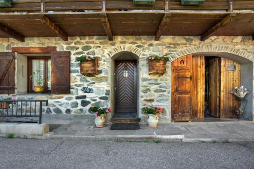Saint-Sorlin-d'Arves Ski Chalet | Family-Friendly Retreat at Chalet Lou Murgis Awaits You