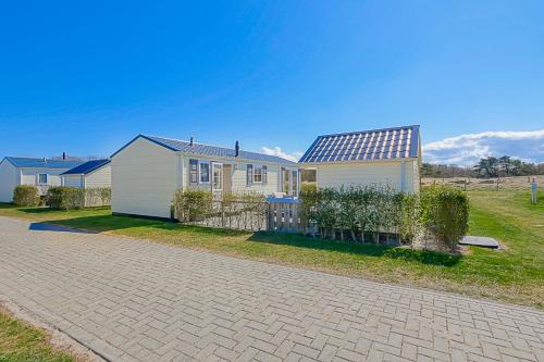 Callantsoog Ski Chalet | Chalet Luttikduin 24: Oceanfront Bliss with Pet-Friendly Perks
