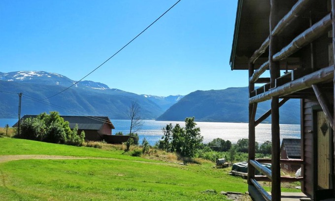 Balestrand Ski Chalet | Pet-Friendly Retreat: Chalet Målsnes - FJS015 by Interhome