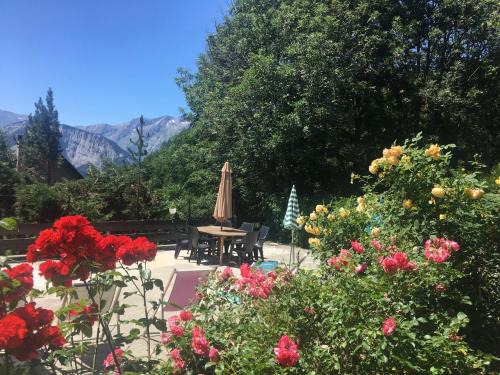Huez-en-Oisans Ski Chalet | Pet-Friendly Retreat at Chalet Martine - Rated 7.7/10