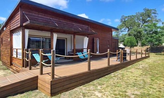 Tosse Ski Chalet | Chalet Meublé: Poolside Retreat with Ocean Views & Breakfast