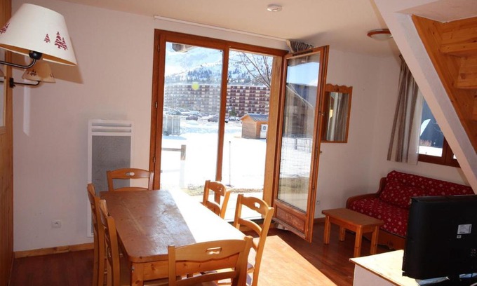 Saint-Etienne-en-Devoluy Ski Chalet | Cozy 3-Bedroom Chalet with Terrace in Superdevoluy
