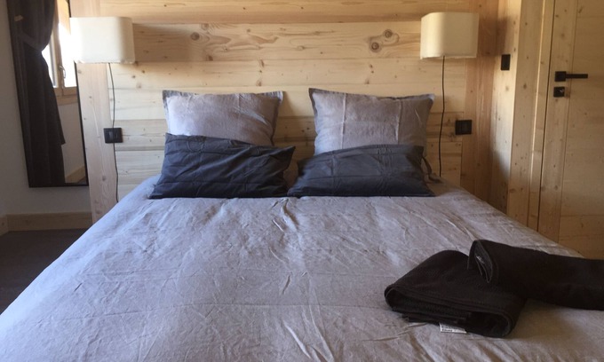 Sainte-Foy-Tarentaise Ski Chalet | Modern Chalet "CRISTAL DARK" - Guest Rated 10/10 with Spa