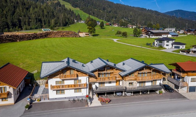 Flachau Apartment | Chalet Montis: 4-Star Retreat with Hot Tub & Pet Friendly