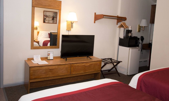 Mequon Hotel | Cozy Retreat at Chalet Motel Mequon with Spa & Breakfast