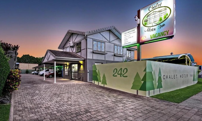 Bundaberg West Hotel | Pet-Friendly Chalet Motor Inn with Oceanfront Pool Access