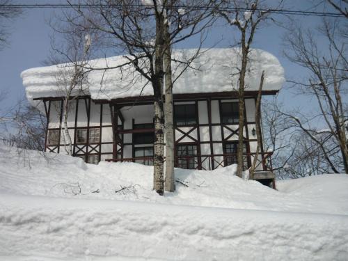 Myoko Cabin | Cozy Chalet Myoko: Family-Friendly with Kitchen & Breakfast