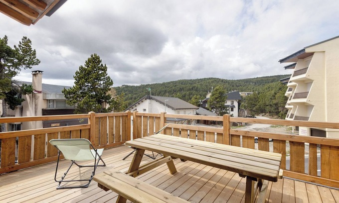 Font-Romeu-Odeillo-Via Ski Chalet | Chalet 'Nid Des Écureuils': Cozy Mountain Retreat with Wi-Fi