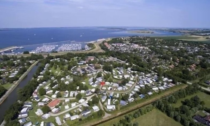 Brouwershaven Ski Chalet | Chalet near the beach in Zeeland - perfect for water sports, cycling & relaxation