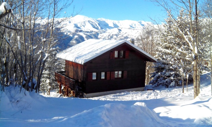 Albiez-le-Jeune Ski Chalet | Inviting Chalet Near Slopes with Breathtaking Mountain Views
