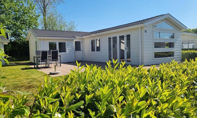 Velsen-Zuid Ski Chalet | Charming Chalet by Golf Course with Pool & Pet-Friendly Amenities