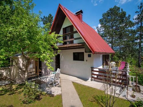 Lic Ski Chalet | Cozy Chalet Nina: Family-Friendly with Pool and Hot Tub