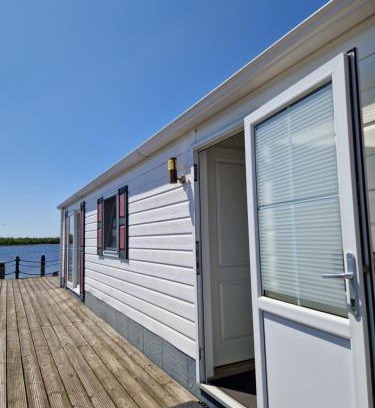 Lauwersoog Apartment | Family-Friendly Chalet with Exceptional 9/10 Guest Rating