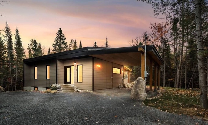 Notre-Dame-de-la-Merci House | Relaxing Escape at Chalet Oasis du Bois with Pool & Breakfast