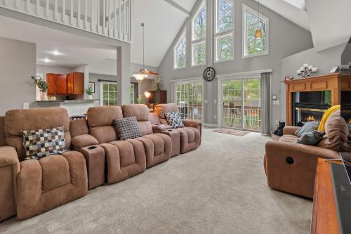 Lake Harmony Estates Ski Chalet | Bright Cabin Retreat with Deck & Fire Pit Near Lake