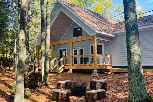 St Germain House | Top-Rated Chalet on the Bay: Pet & Child Friendly Retreat