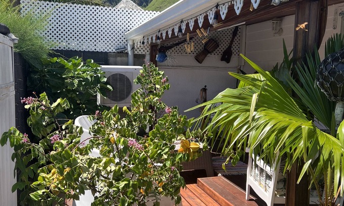Moorea-Maiao Ski Chalet | Cozy Chalet on the Fairway with Ocean Views & Breakfast