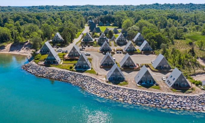 Stevensville House | Lakefront Chalet with Beach Access and Family-Friendly Amenities