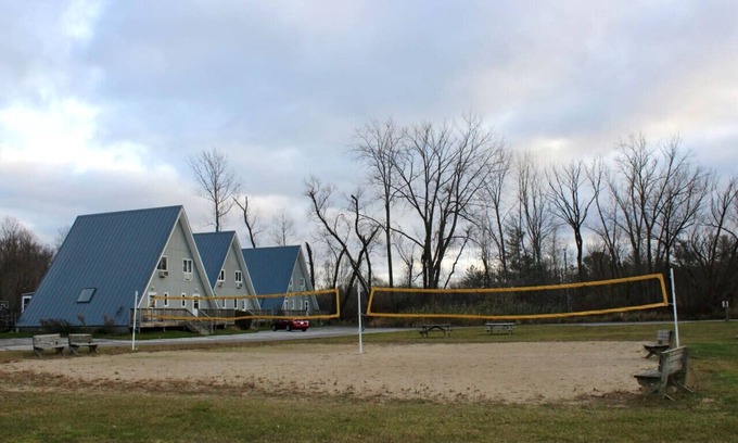 Stevensville House | Chalet on the Lake: Beach Access, Pools & Family Fun Awaits