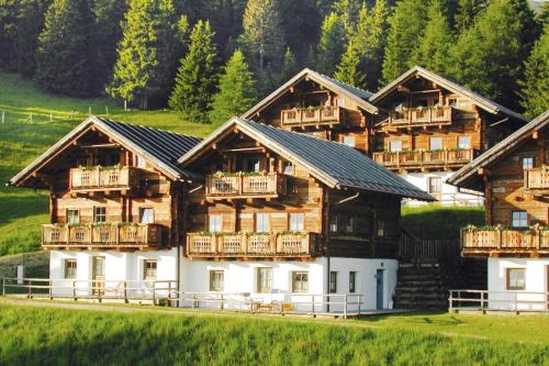 Zettersfeld Ski Resort Apartment | Discover a Pet-Friendly Apartment in Lienz with Parking