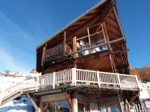 Chateau-Ville-Vieille Apartment | Scenic Chalet Panoramique: Family-Friendly Getaway