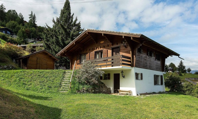 Riddes Ski Chalet | Pet-Friendly Chalet Par le Travers with Lake Views in La Tzoumaz