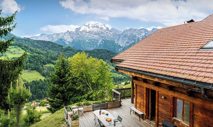 Manigod Ski Chalet | Chalet Parakima: Pet-Friendly Retreat with Hot Tub & Views