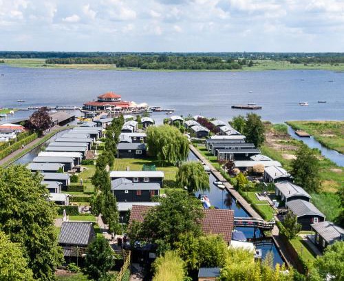 Giethoorn Resort | Cozy Chalet Park Kroondomein Giethoorn with Ocean Views
