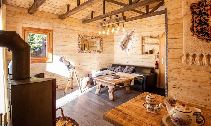 Treffen House | Experience Chalet Petit: Pet-Friendly Retreat with Ocean Views