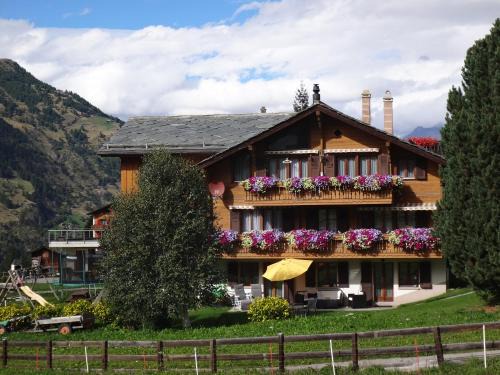 Graechen Apartment | Pet-Friendly Chalet Petunia: Rated 9.7/10 by Guests