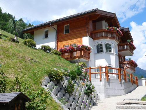 Saas Grund Ski Chalet | Cozy Chalet Haus Piccolo: Pet-Friendly Retreat for Families