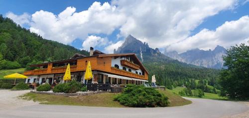 Primiero San Martino di Castrozza Hotel | Discover Chalet Piereni: Pet-Friendly with Top Reviews!