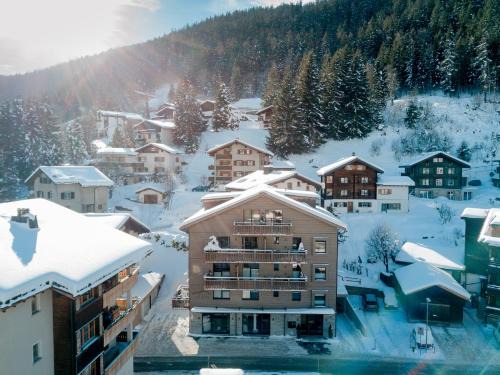 Klosters-Serneus Apartment | Pet-Friendly Chalet Piz Buin with Hot Tub & Breakfast