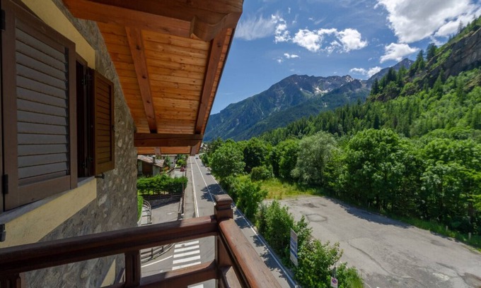 Courmayeur Apartment | Chalet Pontal 6: Skyway View with Wifi and Pet-Friendly Options