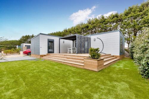 Bretignolles-sur-Mer Ski Chalet | Family-Friendly Chalet with Covered Pool - 4-Star Stay