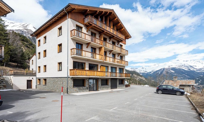Bramans Ski Chalet | Chalet 'Près Du Mélèze' with Mountain View, Shared Garden and Wi-Fi