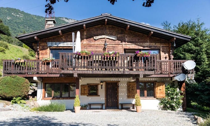 Les Houches Ski Chalet | Chalet Pres des Cimes: Family-Friendly Retreat with Breakfast