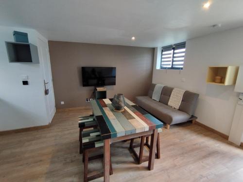 Spay Bed & Breakfast | Tranquil Chalet Near the Circuit - Child Friendly Haven