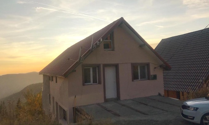 Ranca Cabin | Charming CHALET Rânca: Pet Friendly Getaway with Kitchen