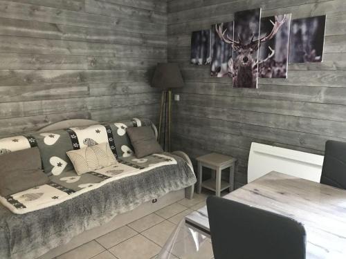 La Joue du Loup Ski Chalet | Renovated 3-Room Chalet with Pool, Sauna & Mountain Views